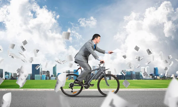 Geschäftsmann Mit Papierdokumenten Der Hand Auf Dem Fahrrad Buchhaltung Und — Stockfoto