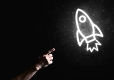 İnsan avuç içi teknoloji konsepti olarak Roket Web simgesini sunar