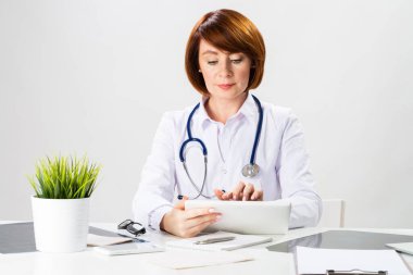 Tablet bilgisayar kullanan güzel doktor