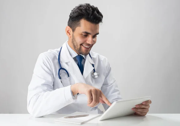 Joven internista sonriente usando tableta — Foto de Stock