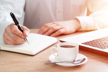 Not defterine erkek el yazısının yakın çekimi