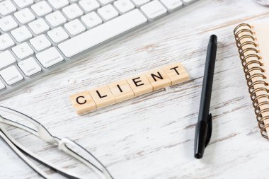 Küpler üzerindeki harflerle müşteri hizmeti kavramı