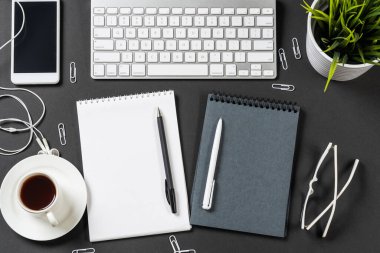 Ofis malzemeleriyle dolu bir iş yeri