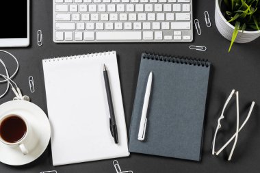 Ofis malzemeleriyle dolu bir iş yeri