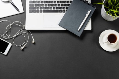 Dizüstü bilgisayarı olan ofis iş yerinin üst görünümü