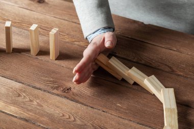 İş kadını el domino etkisini durdurur