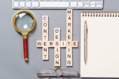 Küpler üzerindeki harflerle Web pazarlama kavramı