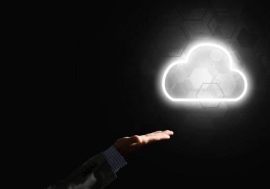 Karanlık arkaplanda kablosuz bağlantının sembolü olarak dijital bulut simgesi