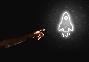 İnsan avuç içi teknoloji konsepti olarak Roket Web simgesini sunar