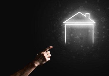 Koyu arkaplanda ev ya da ana sayfa simgesine elle işaret edilen kavramsal resim