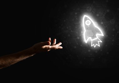 İnsan avuç içi teknoloji konsepti olarak Roket Web simgesini sunar