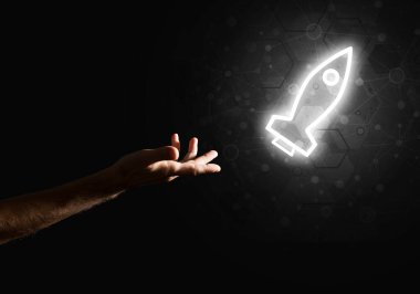 İnsan avuç içi teknoloji konsepti olarak Roket Web simgesini sunar