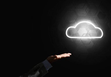 Karanlık arkaplanda kablosuz bağlantının sembolü olarak dijital bulut simgesi