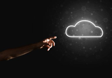 Karanlık arkaplanda kablosuz bağlantının sembolü olarak dijital bulut simgesi