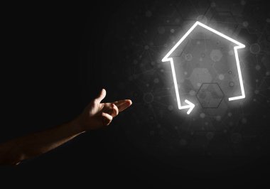 Koyu arkaplanda ev ya da ana sayfa simgesine elle işaret edilen kavramsal resim