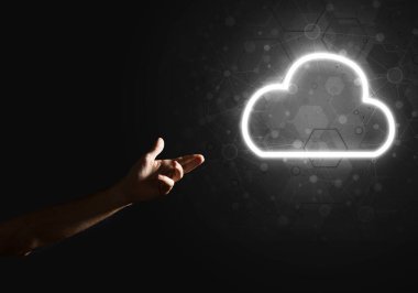 Karanlık arkaplanda kablosuz bağlantının sembolü olarak dijital bulut simgesi