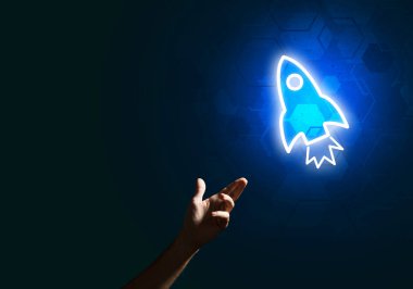 İnsan avuç içi teknoloji konsepti olarak Roket Web simgesini sunar