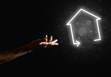 Koyu arkaplanda ev ya da ana sayfa simgesine elle işaret edilen kavramsal resim