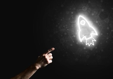 İnsan avuç içi teknoloji konsepti olarak Roket Web simgesini sunar