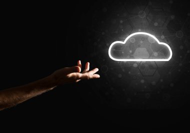 Karanlık arkaplanda kablosuz bağlantının sembolü olarak dijital bulut simgesi