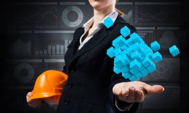 İş kadını avuç içi soyut 3D küp tutuyor