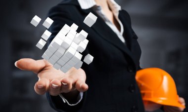 İş kadını avuç içi soyut 3D küp tutuyor
