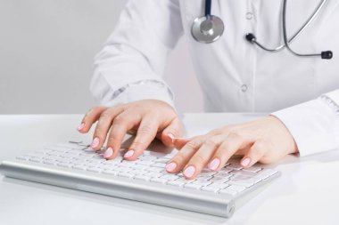 Bilgisayar klavyesinde yazan doktoru kapat