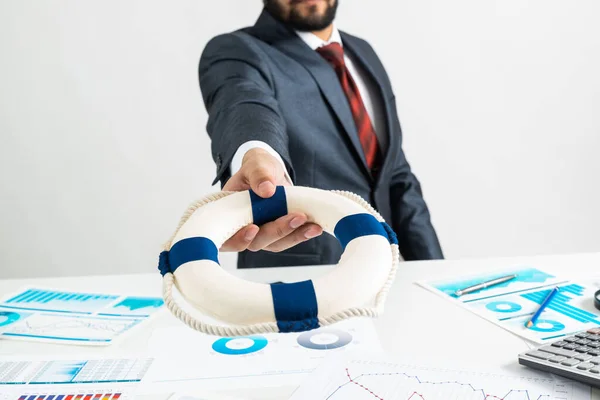 Berater schlägt Rettungsring als Symbol der Hilfe vor — Stockfoto