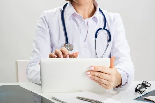 Закройте руки женщине-врачу с помощью планшетного компьютера — стоковое фото