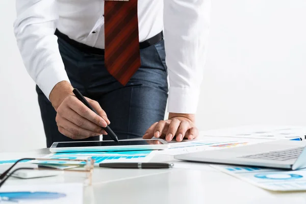 Primer plano mano del hombre con la analítica — Foto de Stock