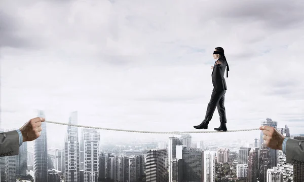 Conceito de negócio de suporte de risco e assistência com o homem equilibrando na corda — Fotografia de Stock