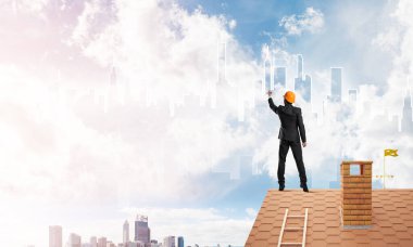 Erkek mimar mavi gökyüzüne modern şehrin siluetini çizer. Karışık ortam