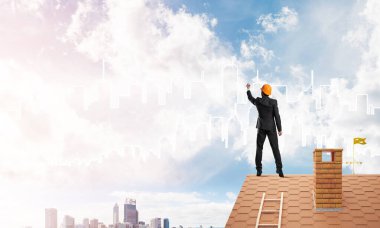 Erkek mimar mavi gökyüzüne modern şehrin siluetini çizer. Karışık ortam