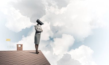 Kamera başlıklı kadınla güvenlik ve gizlilik koruması kavramı