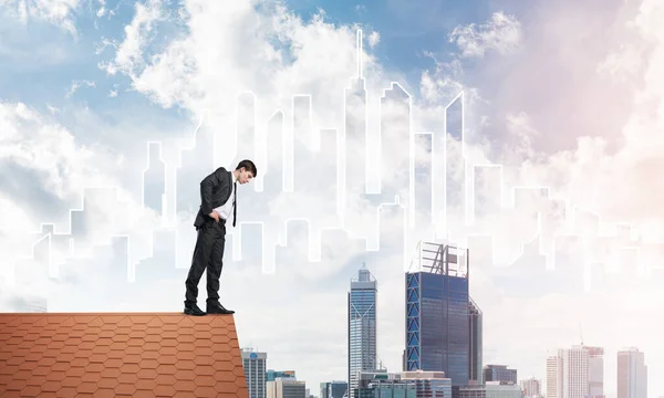 Hombre de negocios mirando hacia abajo desde el techo y paisaje urbano moderno en el fondo. Medios mixtos — Foto de Stock