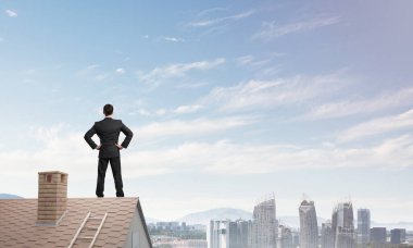 Tuğladan çatıda kolları akimbo olan beyefendi. Karışık ortam