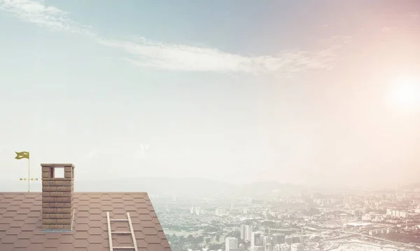 Mattone casa tetto e paesaggio urbano moderno sullo sfondo — Foto Stock