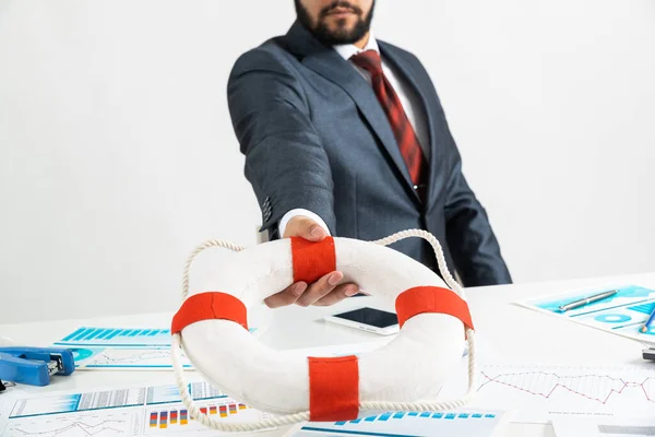 Consultant stelt reddingsboei voor als symbool van hulp — Stockfoto