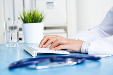 Bilgisayar klavyesinde yazan doktor