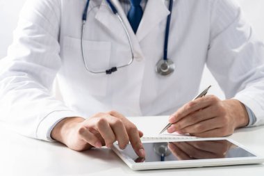 Tablet bilgisayar kullanarak terapist ellerini kapat