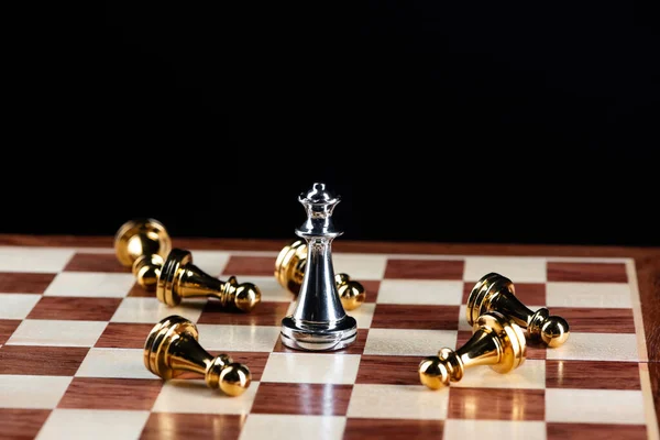 銀の女王のチェスはボード上の金の質屋を倒す. — ストック写真