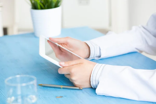 Primer plano de las manos del médico usando tableta —  Fotos de Stock