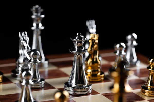 Gouden en zilveren schaakfiguren op schaakbord — Stockfoto