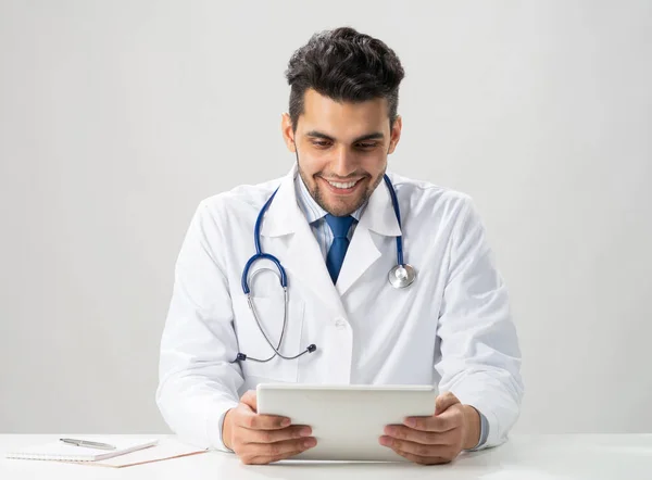 Joven internista sonriente usando tableta — Foto de Stock