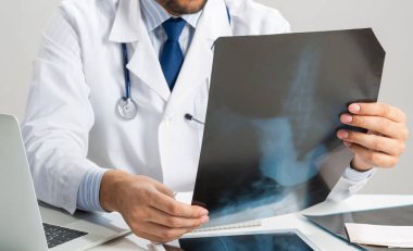 Röntgen taraması yapan erkek doktorların ellerini kapatın.