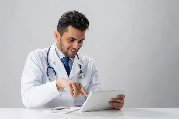 Ευτυχής νεαρός γιατρός χρησιμοποιώντας το tablet υπολογιστή — Φωτογραφία Αρχείου