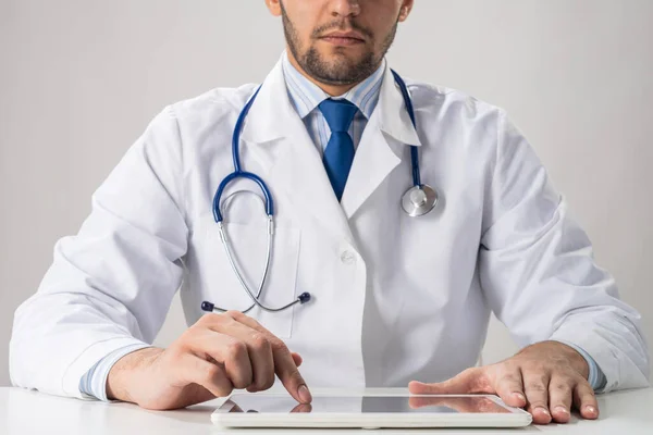 Fechar as mãos do terapeuta usando o computador tablet — Fotografia de Stock