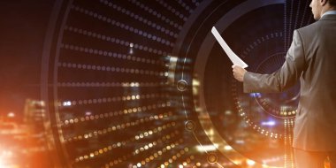 Bilgi kaynaklı dijital arkaplan ve kağıt veya sözleşme uzatan adam