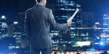 Bilgi kaynaklı dijital arkaplan ve kağıt veya sözleşme uzatan adam