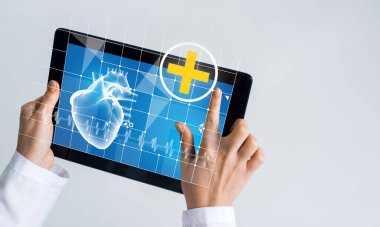 Tablet bilgisayarla çalışan kadın doktorların ellerini kapat